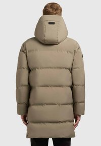 Giubbotto imbottito beige con cappuccio, caratterizzato da sezioni trapuntate, maniche lunghe e taglio dritto. Include un discreto dettaglio del logo sul colletto.