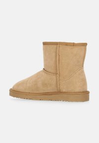 Helle Wildleder-Ankle Boots mit abgerundetem Zeh, genähten Details und einer flachen Gummisohle. Schlichtes Design ohne zusätzliche Verzierungen.