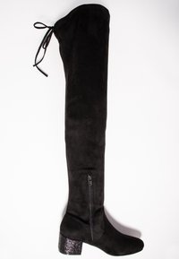 Botas negras por encima de la rodilla hechas de suave ante, con una cremallera lateral y un tacón brillante de purpurina. Parte superior con cordones para ajustabilidad.