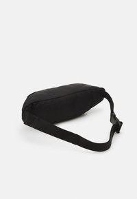 Borsa nera, rettangolare, realizzata in tessuto testurizzato. Presenta una tracolla regolabile e una fibbia in plastica. Superficie liscia senza motivi visibili.