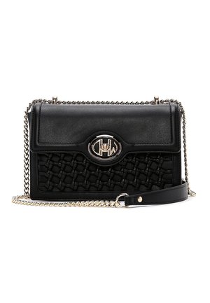 Sac bandoulière en cuir noir avec panneau avant matelassé, bandoulière chaîne argentée et fermeture à pince ovale en argent.