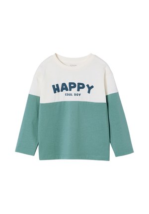 Langärmeliges Kinderhemd mit weißem Oberteil, grünem Unterteil und dem Text "HAPPY COOL BOY" in blauen Buchstaben auf der Brust.