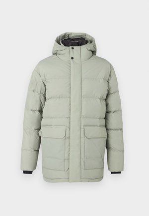 Ανοιχτό πράσινο επενδυμένο μπουφάν με αποσπώμενη κουκούλα, μπροστινό κλείσιμο με κουμπιά, δύο μεγάλες τσέπες και μαύρη επένδυση στις μανσέτες. Μαλακή υφή.