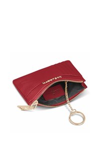 Portafoglio in pelle rossa con chiusura a zip e portachiavi in catena dorata. Presenta slot per carte interne e un rivestimento nero liscio. Esterno texturizzato.