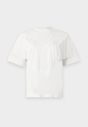 Bela majica s frufru oblikom preko prsnega dela, kratkimi rokavi in okroglo izrezom, izdelana iz mehkega blaga.
