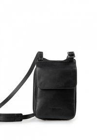 Borsa a tracolla in pelle nera con chiusura a pattina, zip laterale e tracolla regolabile. Texture liscia e design minimalista.