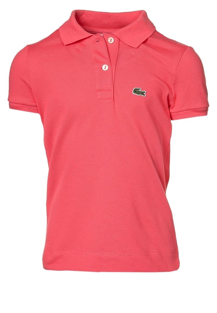 Vaaleanpunainen puuvillapaita, jossa on lyhyet hihat, kolmonen napitus ja pieni vihreä logo vasemmassa rinnassa. Rakenteellinen kangas.