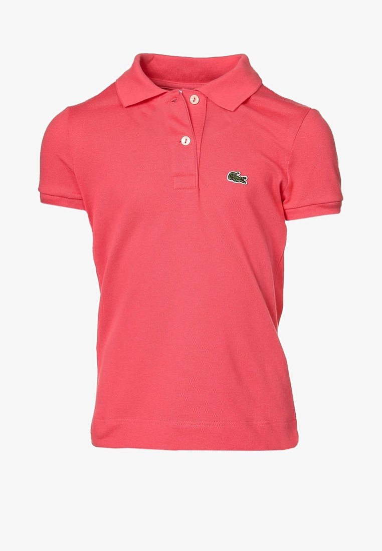 Vaaleanpunainen puuvillapaita, jossa on lyhyet hihat, kolmonen napitus ja pieni vihreä logo vasemmassa rinnassa. Rakenteellinen kangas.