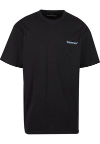 Fekete pamut póló rövid ujjakkal és kerek nyakkivágással. A bal mellen kis kék szöveg logó található: "elfeledett arcok".