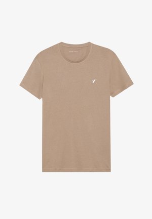 Camiseta de manga corta beige, hecha de tejido texturizado, con un escote redondo y un pequeño logo blanco en el lado izquierdo del pecho.