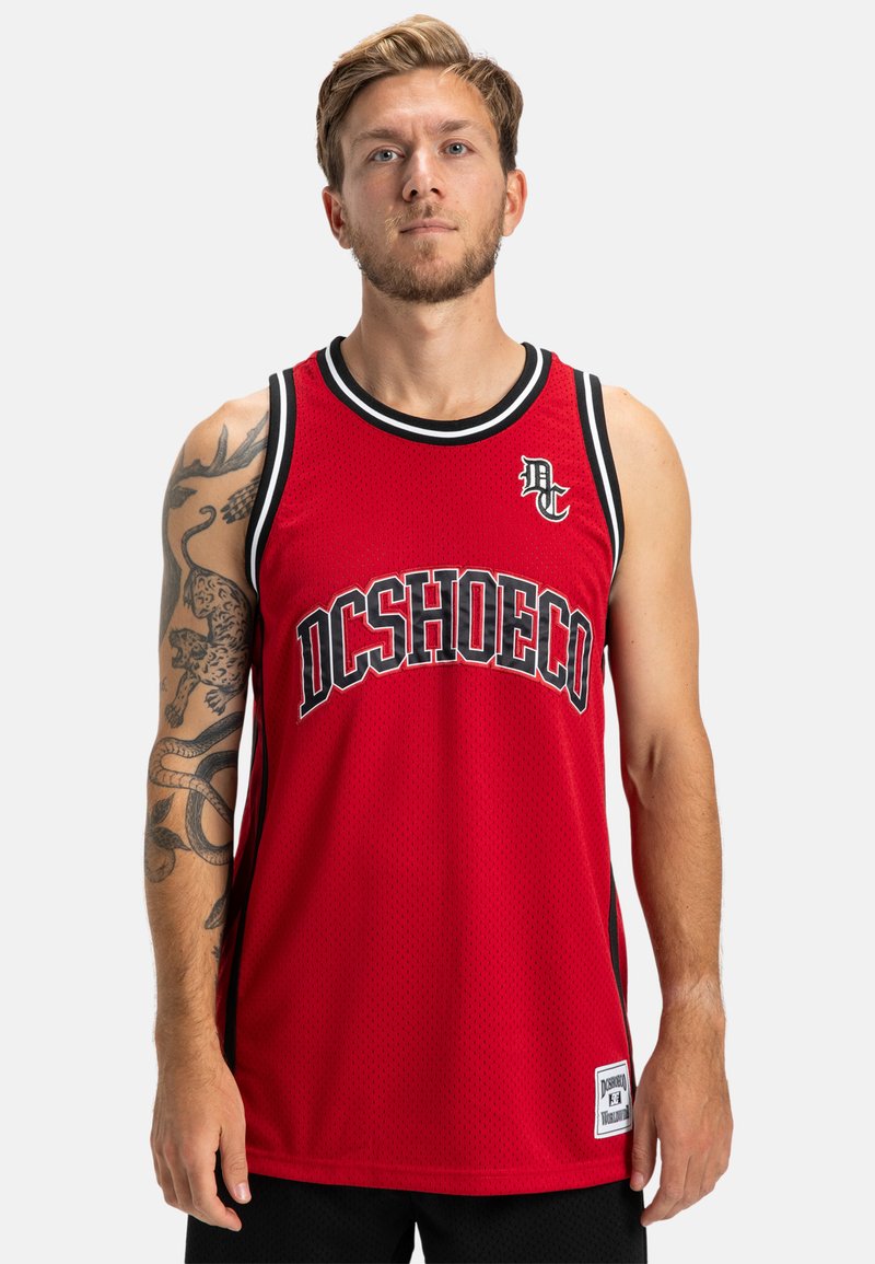 Červená basketbalová dres s priehľadnou tkaninou, čiernym rámom okolo výstrihu a otvorov na rukávy, a na prednej strane je potlačený nápis "DCSHOECO".