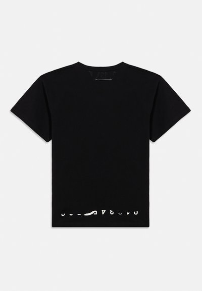 Μαύρο βαμβακερό t-shirt με κοντά μανίκια. Διαθέτει μοναδικό σχέδιο με κοψίματα στο κάτω μέρος. Στρογγυλή λαιμόκοψη με ετικέτα στο πίσω μέρος.