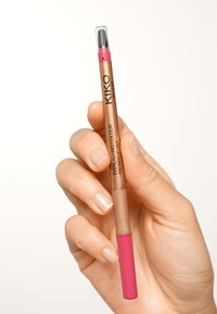 KIKO Milano Everlasting Colour Precision Lip Liner, con un design dorato e rosa, dotato di un tappo trasparente e una punta testurizzata per l'applicazione.