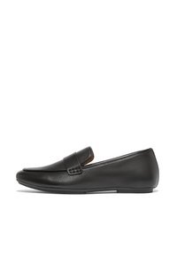 Schwarzer Lederloafer mit flachem Absatz, schlankem Design und einem dekorativen Riemen über dem Vorderfuß. Glatte Textur, unaufdringliche Details.
