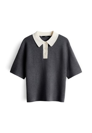 Polo en maille gris foncé à manches courtes avec un col blanc et trois boutons blancs sur la patte de boutonnage.