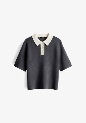 Polo en maille gris foncé à manches courtes avec un col blanc et trois boutons blancs sur la patte de boutonnage.