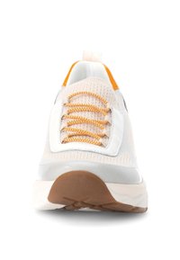Lichte sneaker met een gecreëerde crèmekleurige en grijze bovenkant, oranje accenten en tonale veters. Voorzien van een gevoerde zool voor comfort.