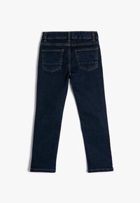 Pantalones vaqueros de mezclilla azul oscuro con diseño de pierna recta, que cuentan con dos bolsillos traseros y costuras visibles a lo largo de las costuras. Acabado limpio.