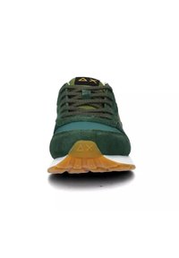 Sneaker verde in suede con dettagli in rete, lacci rotondi, linguetta imbottita e suola in gomma arancione texturizzata. Logo sulla linguetta in giallo.