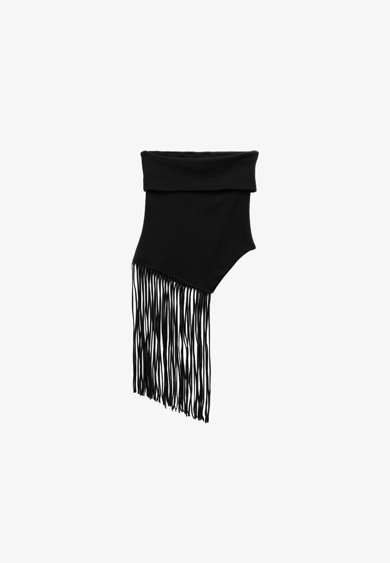 Sort stofcrop-top med bred halsudskæring, med lange frynser på den ene side og en tætsiddende design. Blød tekstur, sømløse kanter.