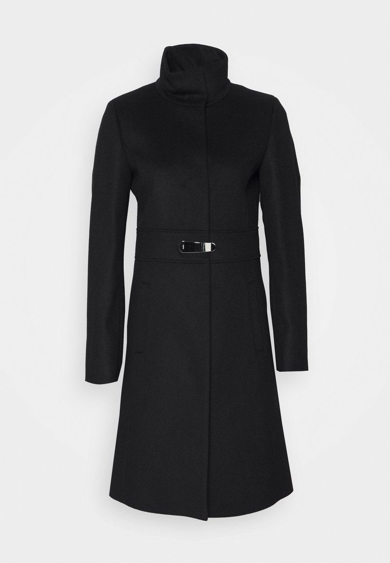 Manteau en mélange de laine noire avec un col montant, des manches longues et une silhouette cintrée. Comprend une ceinture avec une boucle argentée et des poches avant.