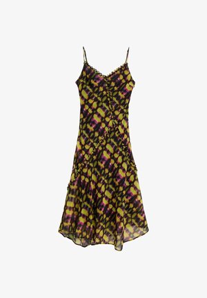 Rochie midi fără mâneci, cu bretele subțiri, cusături diagonale cu volane și un model abstract tie-dye în culori galben, negru și roz.
