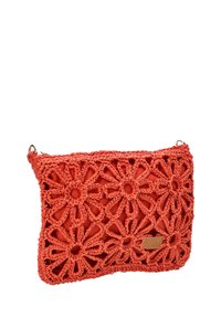 Bolso de ganchillo en color coral con un patrón floral, superficie texturizada y una pequeña etiqueta de la marca en el lateral. Cierre de cremallera y asas cortas.