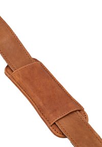 Brun læderrem med en glat tekstur, udstyret med en syet accent og en slip-lomme. Flad design med afrundede kanter.