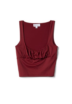 Mouwloos donkerrood cropped topje met geplooide stofdetail onder een brede ronde halslijn en een klein wit label aan de achterkant.