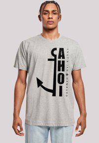 Graues Baumwoll-T-Shirt mit einem schwarzen Anker-Design und dem Text "AHOI" neben "KNUT & JAN HAMBURG." Kurze Ärmel und lässige Passform.