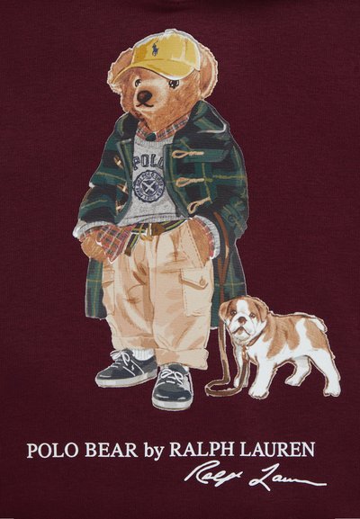 Illustratie van een beer gekleed in een groen geruite jas, een grijze sweatshirt, beige broek en een gele pet, vergezeld door een kleine bruin-witte hond.