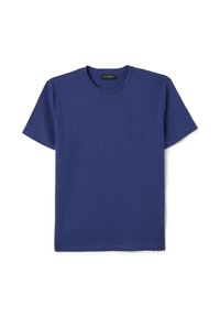 Einfarbiges T-Shirt mit kurzen Ärmeln und Rundhalsausschnitt in Blau, mit einem kleinen schwarzen und gelben Etikett am Saum, flach auf einem weißen Hintergrund ausgelegt.