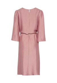 Rosa knälång klänning med en strukturerad yta, långa ärmar och ett bälte i midjan. Bakre stängning med en liten nyckelhålsöppning.