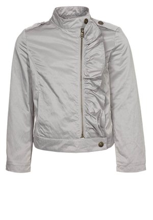 Jasnoszara damska kurtka z wysokim kołnierzem, asymetrycznym zamkiem błyskawicznym z przodu, falbaną wzdłuż zamka, naramiennikami oraz guzikowymi akcentami.