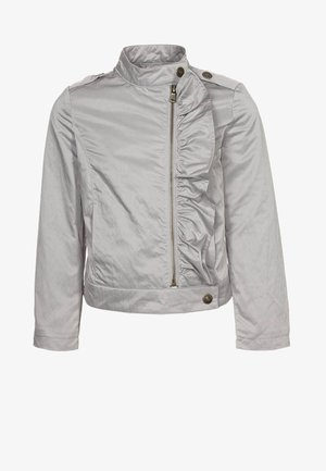 Hellgraue Damenjacke mit hohem Kragen, asymmetrischem Frontreißverschluss, Rüschendetail entlang des Reißverschlusses, Schulterklappen und Knopfakzenten.