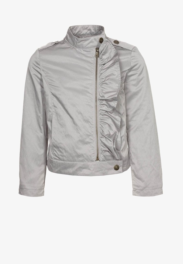 Chaqueta gris claro para mujer con cuello alto, cremallera frontal asimétrica, detalle de volantes a lo largo de la cremallera, hombreras y botones decorativos.