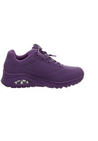 Baskets de sport violettes avec une surface texturée, un design à lacets, une semelle rembourrée et une unité d'air visible au niveau du talon pour un confort accru.