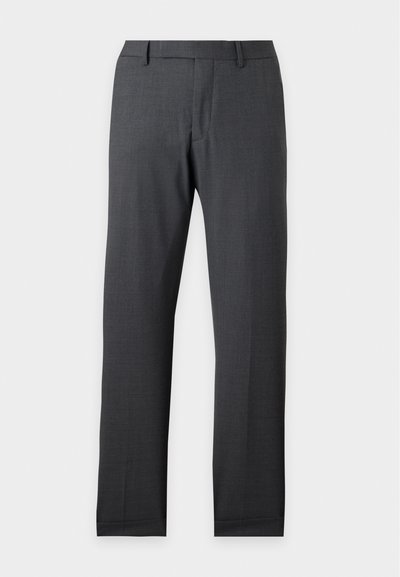 Σκούρο γκρι tailored παντελόνια με ίσια γραμμή, θηλιές για ζώνη και καθαρό μπροστινό μέρος, σε απλό φωτεινό φόντο.