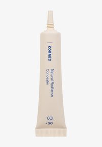 KORRES Natural Radiance Concealer in einer beigen Tube mit blauer Schrift. Verfügt über eine spitze Düse für präzise Anwendung, beschriftet mit 00L + 96.