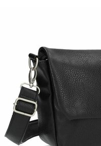 Schwarze Lederhandtasche mit strukturiertem Finish, Klappenverschluss und verstellbarem Trageriemen. Verfügt über silberfarbene Beschläge und einen Reißverschluss oben.