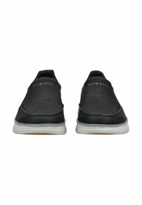 Černé slip-on boty z síťoviny a kůže. Bílé gumové podrážky se švy a logem na svršku s hladkým povrchem.