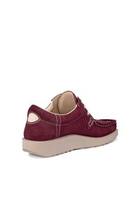 Chaussure décontractée en daim bordeaux avec coutures blanches, semelle beige rembourrée et lacets blancs, vue de l'arrière sur fond blanc.