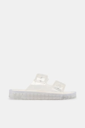 Priehľadná plastová šmykľavá sandála s dvoma nastaviteľnými prackami a priehľadnou drsnou podrážkou, zobrazená z bočného profilu na bielom pozadí.