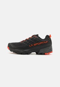 Schwarze Sportschuhe mit roten Akzenten und einer strukturierten Mesh-Oberfläche. Verfügt über eine robuste Sohle für Traktion und "LA SPORTIVA"-Branding an der Seite.