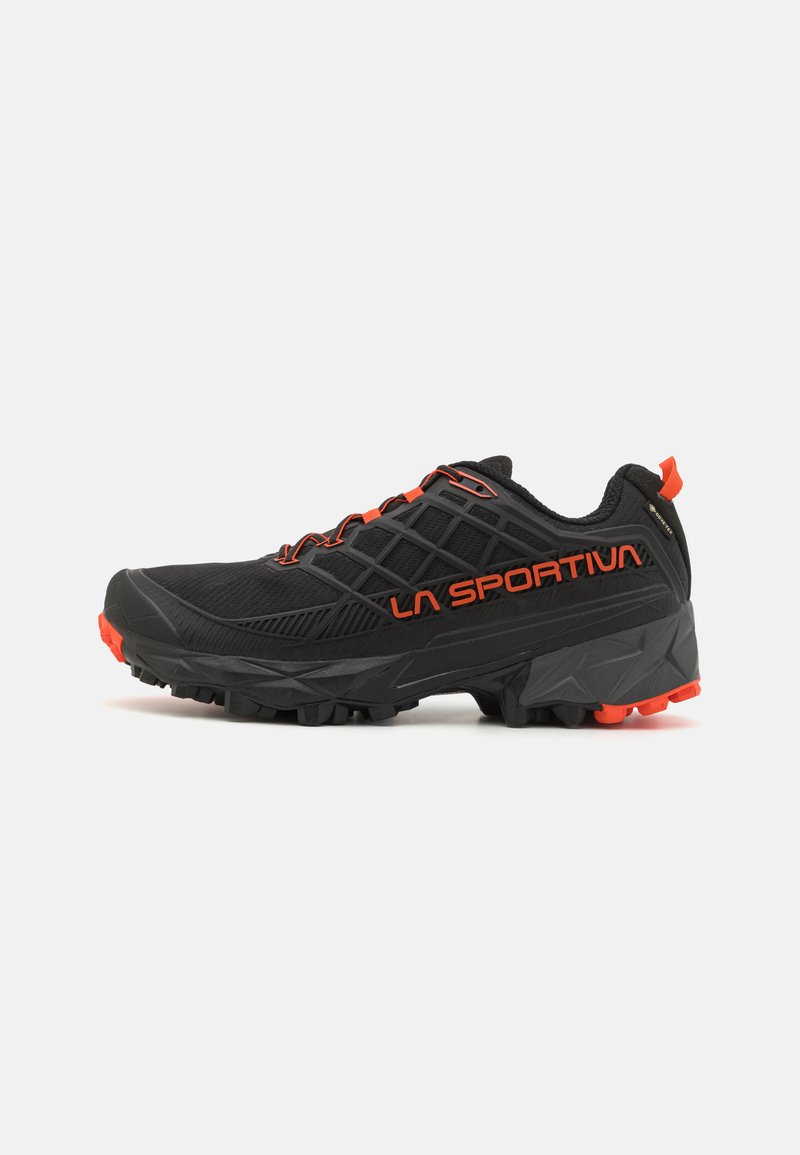 Schwarze Sportschuhe mit roten Akzenten und einer strukturierten Mesh-Oberfläche. Verfügt über eine robuste Sohle für Traktion und "LA SPORTIVA"-Branding an der Seite.