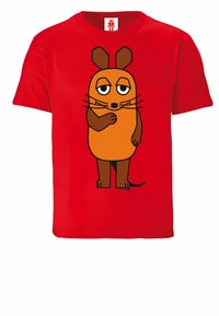 Rotes T-Shirt mit kurzen Ärmeln, das einen Cartoon-Charakter mit orangefarbener Körper, braunen Armen und großen, ausdrucksvollen Augen zeigt.