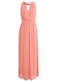 Abito maxi in tessuto corallo chiaro, caratterizzato da pieghe, scollatura a chiave e accenti gioiello sul colletto. Silhouette fluida e design lungo.