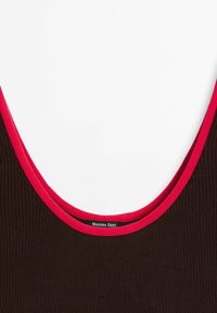 Bruin geribbeld stoffen top met een brede ronde halslijn, geaccentueerd met een felroze rand, met een label waarop 'Massimo Dutti' staat.