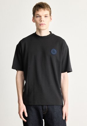 VARSITY - Μπλουζάκι με στάμπα - black