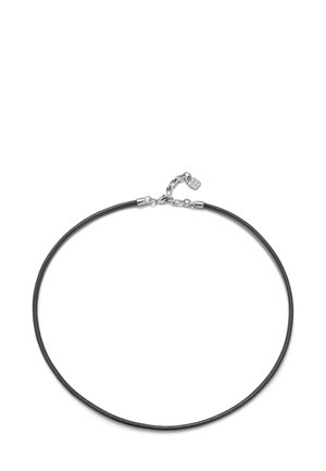 Collar choker de cuero negro con un acabado suave, que presenta un cierre de metal plateado y un pequeño detalle de encanto adjunto.